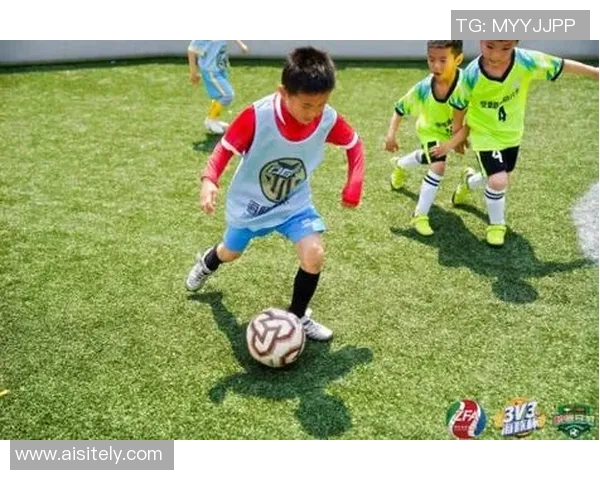 足球明星与孩子们的欢乐互动视频展现温馨瞬间与无尽乐趣 足球明星与孩子们的欢乐互动视频展现温馨瞬间与无尽乐趣