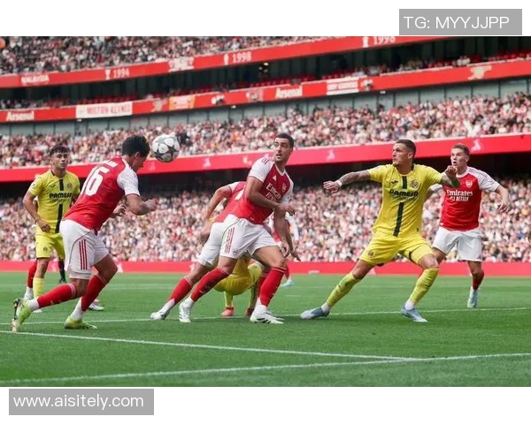 足球明星在孤立无援的情况下精准射门展现超凡技术与心理素质