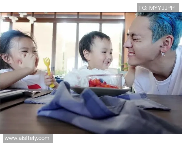 足球明星与儿子温馨合影展现父子情深瞬间的精彩瞬间 足球明星与儿子温馨合影展现父子情深瞬间的精彩瞬间